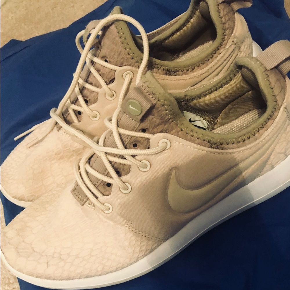 Nike Roshe Tan Snake  Texture Sneakers size 7 1/2